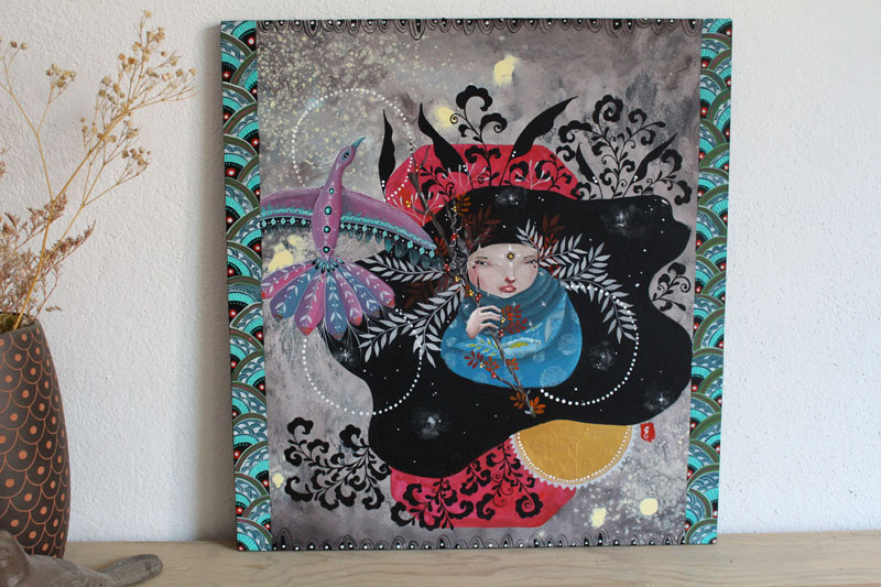 Fleurissement inattendu, peinture d’une femme au cœur de la flore magique