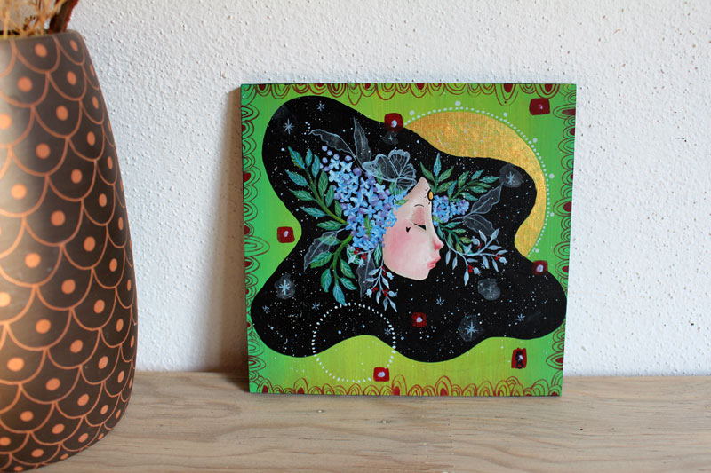 Visage en fleurs sur fond vert, tableau d’une divinité de la nature